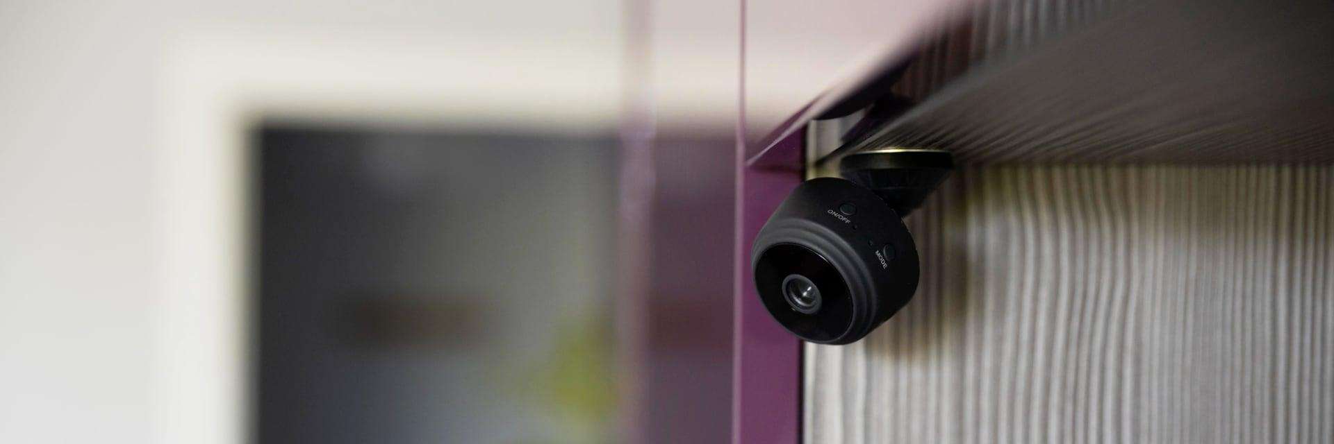 ¿Cómo detectar cámaras ocultas en un motel?